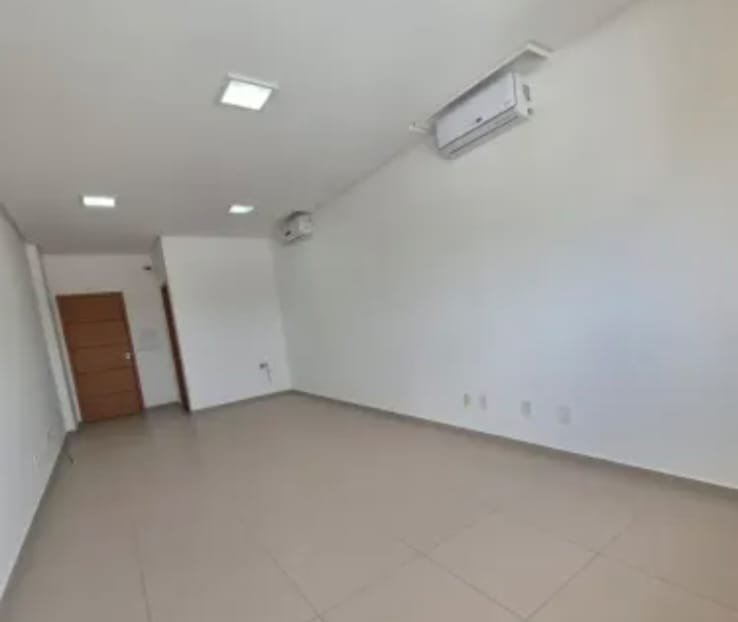 Canto da sala junto à porta.